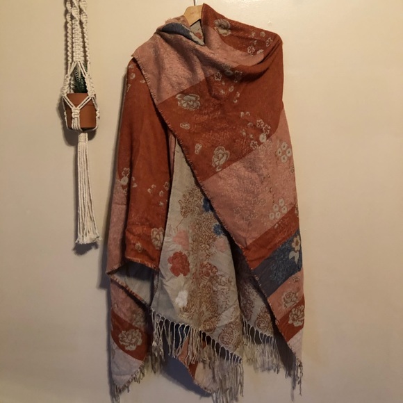 Vintage Sweaters - HOST PICK 💕😭🌿{ vintage } floral shawl w/ fringe